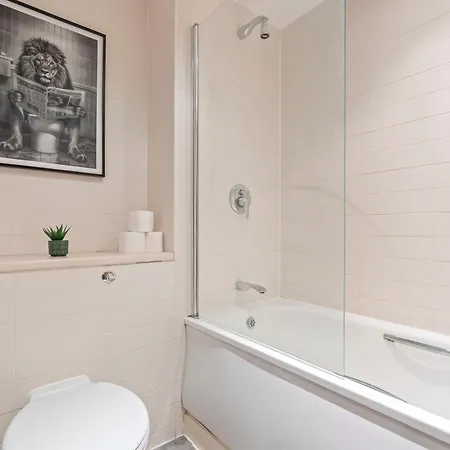 1 Bedroom Cosy - Skyline View - Centre Apartment