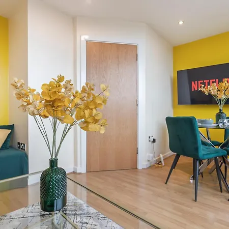 1 Bedroom Cosy - Skyline View - Centre Apartment *
